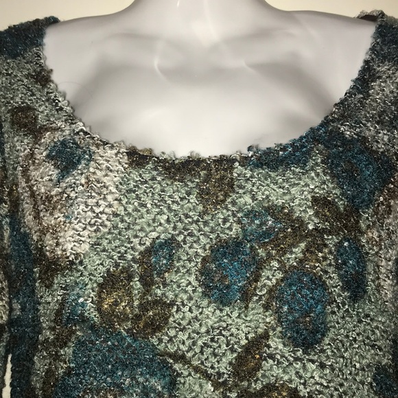 Beautiful woven dress with bell sleeves - Picture 3 of 6